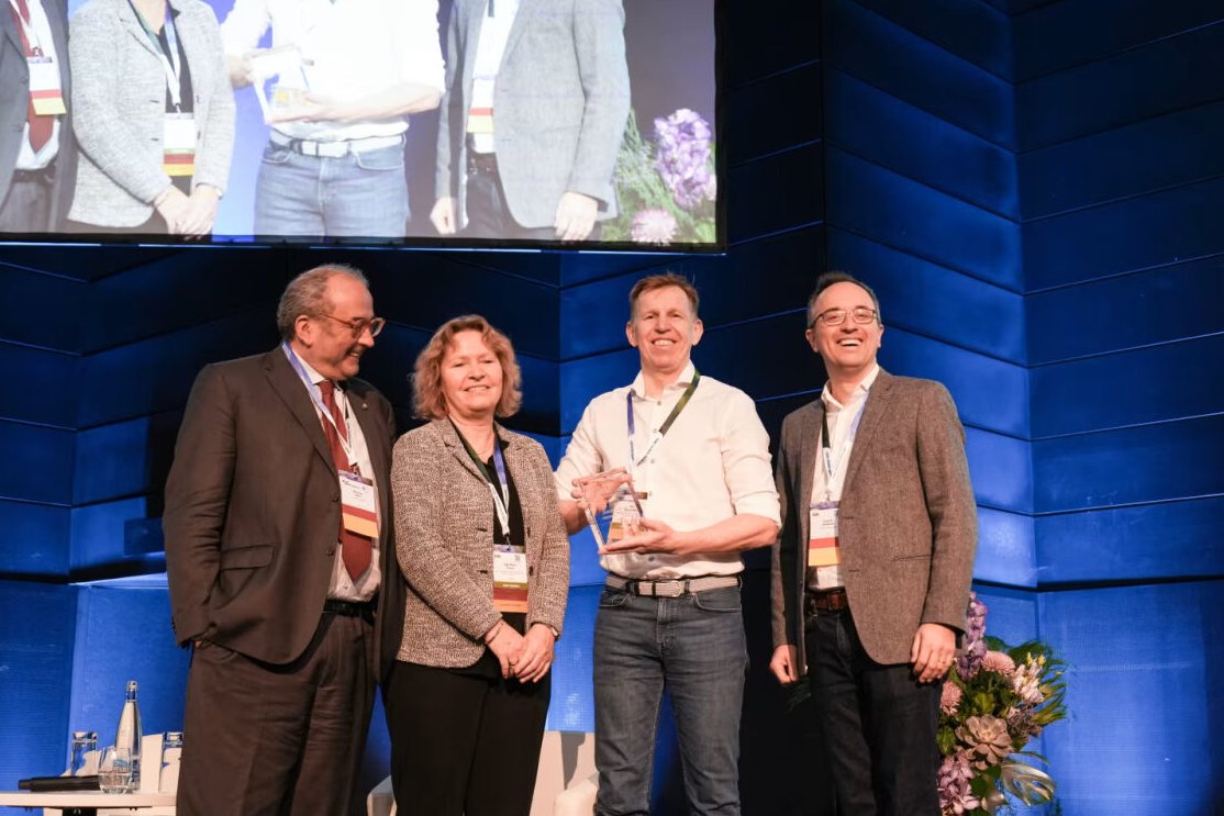 The Netherlands Cancer Institute (@nki_nl) on Twitter photo 🏆 Congrats to Ton Schumacher <a href="/Schumacher_lab/">Ton Schumacher Lab</a> of the NKI and <a href="/oncodeinstitute/">Oncode Institute</a> for receiving the ESMO Award for Immuno-Oncology 2024! His work on T-cells and immunotherapy is revolutionizing cancer treatment ➡️ bit.ly/3ZQcpM8
#CancerResearch #ImmunoOncology #ESMOImmuno24 🏆 Congrats to Ton Schumacher <a href="/Schumacher_lab/">Ton Schumacher Lab</a> of the NKI and <a href="/oncodeinstitute/">Oncode Institute</a> for receiving the ESMO Award for Immuno-Oncology 2024! His work on T-cells and immunotherapy is revolutionizing cancer treatment ➡️ bit.ly/3ZQcpM8
#CancerResearch #ImmunoOncology #ESMOImmuno24