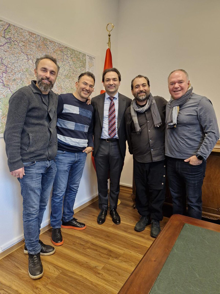 Mit großem Stolz haben wir die Mitglieder der Gruppe "Fünf auf einenStreich", die zu Deutschlands beliebtesten türkischstämmigen Stand-up-Künstlern gehören, heute in unserem Generalkonsulat empfangen. ++
<a href="/FatihCevikkollu/">Fatih Cevikkollu</a>
<a href="/aydinisik_com/">Aydın Işık</a>
<a href="/sertacmutlu87/">Sertac Mutlu</a>