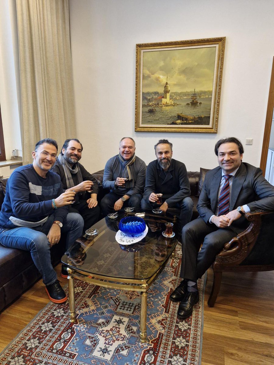 ++ Beim Gespräch mit Herrn Generalkonsul Al wurde über Themen wie türkische Kunst und Stand-up in Deutschland sowie über künftige Projekte gesprochen.++
<a href="/FatihCevikkollu/">Fatih Cevikkollu</a>
<a href="/aydinisik_com/">Aydın Işık</a>
<a href="/sertacmutlu87/">Sertac Mutlu</a>