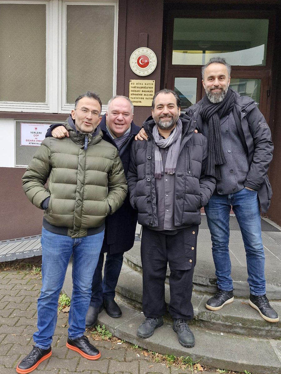 ++ Die Gruppe hat ihre Tournee im letzten Monat in Köln und Oberhausen begonnen und wird sie in Düsseldorf am 16. Dez. fortsetzen.

Wir danken den Künstlern für ihren freundlichen Besuch und wünschen ihnen weiterhin viel Erfolg.🤝💐
<a href="/FatihCevikkollu/">Fatih Cevikkollu</a> <a href="/aydinisik_com/">Aydın Işık</a> <a href="/sertacmutlu87/">Sertac Mutlu</a>