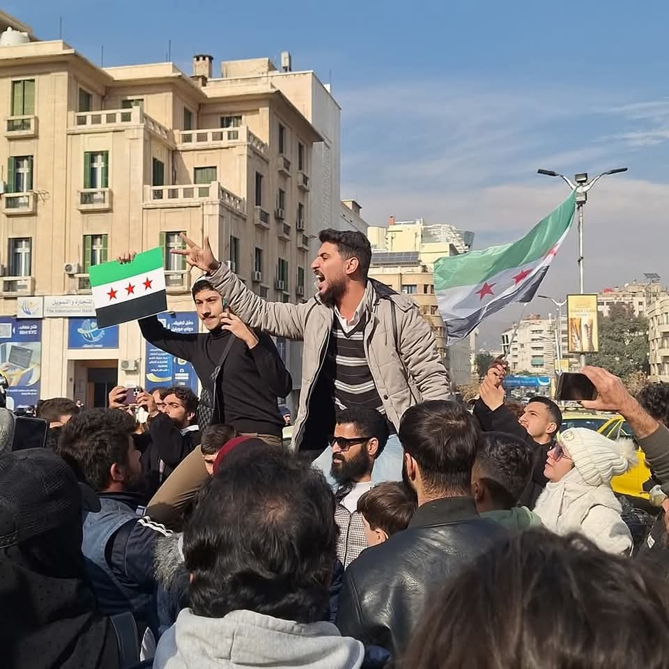Basma34323088's tweet photo. من تشييع الشـ،ـهـ،ـيد مازن حمادة اليوم في #دمشق، والذي قضى تحـ،ـت الـ،ـتعـ،ـذيـ،ـب في سجن صيدنايا.. https://t.co/TSgGFHVqDX
