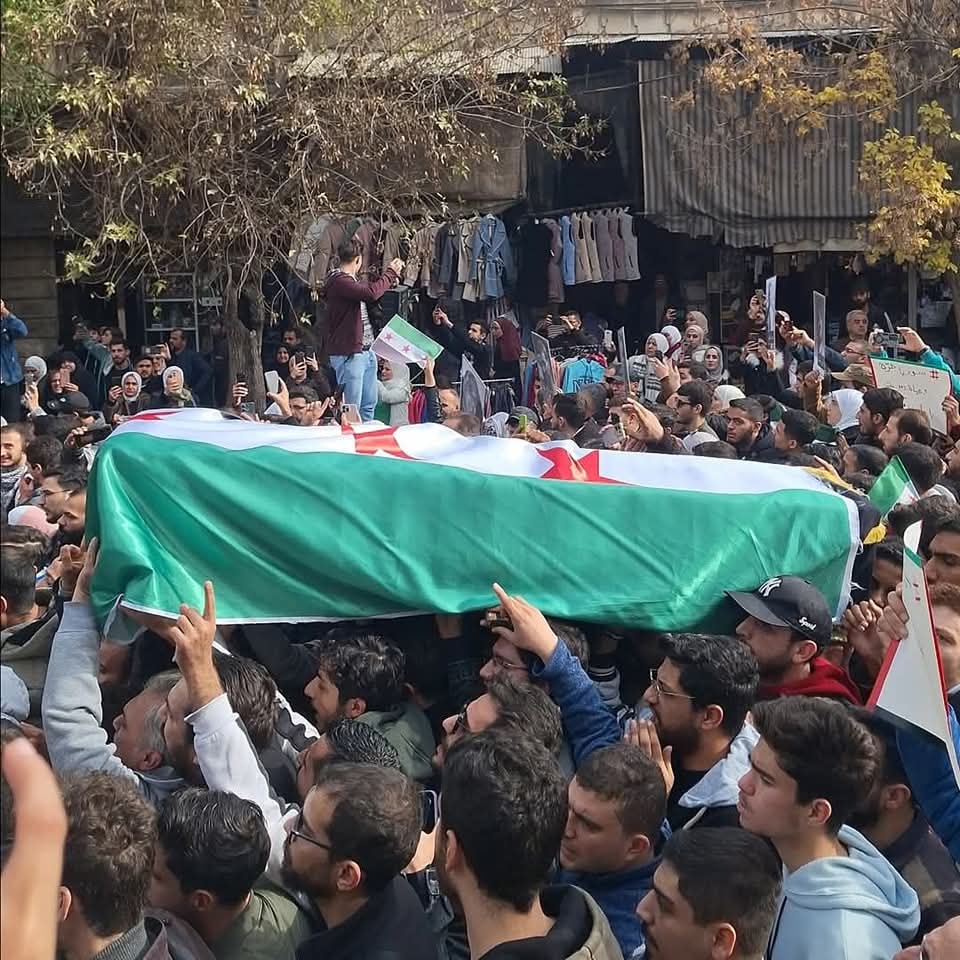 Basma34323088's tweet photo. من تشييع الشـ،ـهـ،ـيد مازن حمادة اليوم في #دمشق، والذي قضى تحـ،ـت الـ،ـتعـ،ـذيـ،ـب في سجن صيدنايا.. https://t.co/TSgGFHVqDX