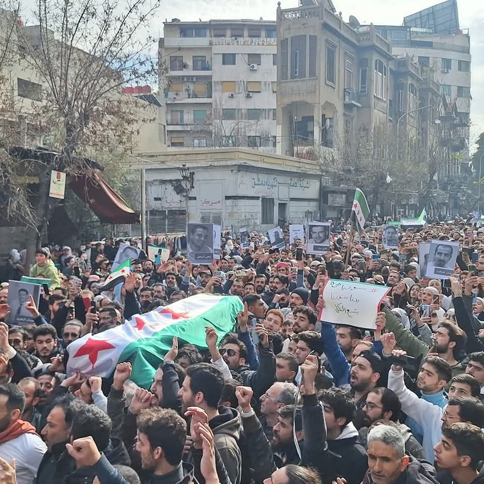 Basma34323088's tweet photo. من تشييع الشـ،ـهـ،ـيد مازن حمادة اليوم في #دمشق، والذي قضى تحـ،ـت الـ،ـتعـ،ـذيـ،ـب في سجن صيدنايا.. https://t.co/TSgGFHVqDX