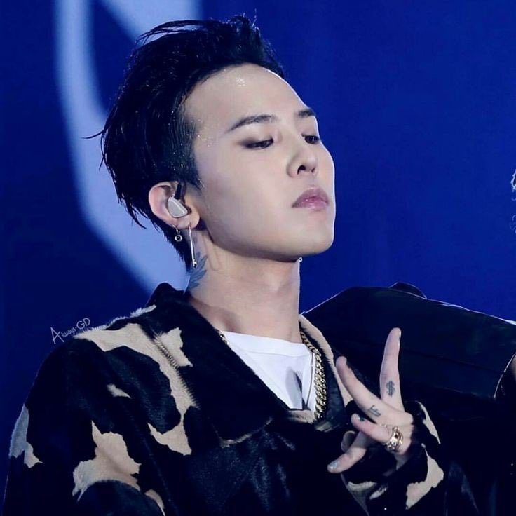 onlyjiyong_818's tweet photo. 근데 진짜 어떻게 사람 얼굴형이 이러지 https://t.co/9Gswpvy36n