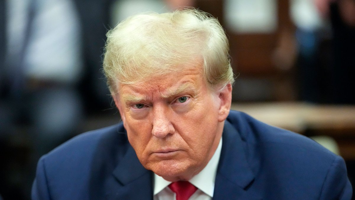 LeadingReport's tweet photo. BREAKING: Donald Trump - “I don’t trust anybody.” https://t.co/IyKXSWWlkm