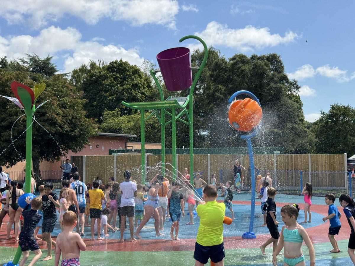 Ustigate Waterplay tweet media