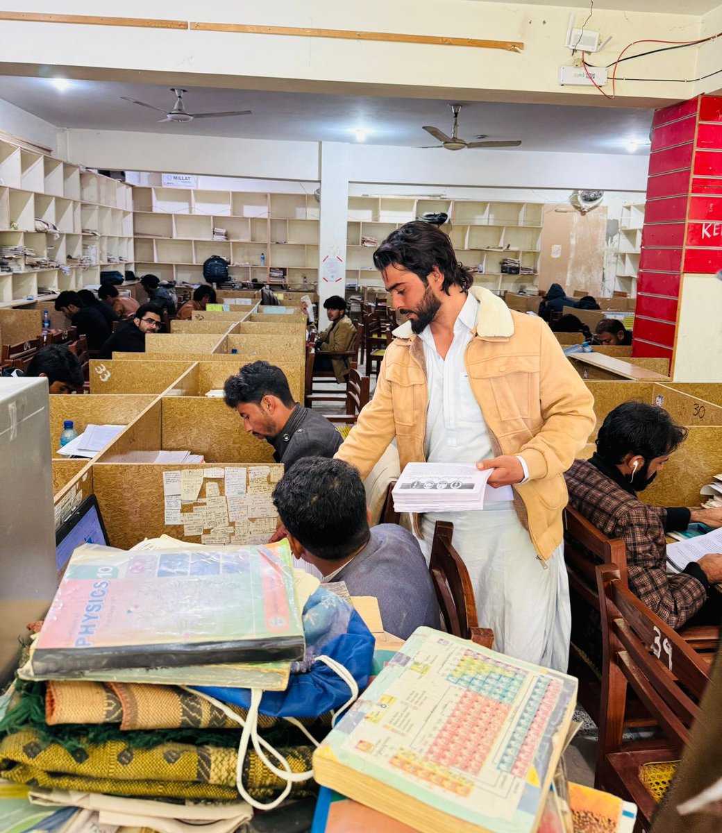 BSAC_org's tweet photo. احتجاجی ریلی کے حوالے سے پمپلیٹنگ
بلوچستان کے تعلیمی اداروں کی ملٹرائزیشن ، بلوچ طالبعلموں پر ریاستی کریک ڈاون اور بولان میڈیکل کالج کی بندش کے خلاف کل بروز جمعہ ایک احتجاجی ریلی نکالی جائے گی، جس کے حوالے سے آج کوئٹہ کے مختلف علاقوں( بروری، بازار ، اے ون سٹی ، اُدّہ ، سریاب) میں پمپلیٹنگ کی گئی اور مختلف مکتبہِ فکر کے لوگوں کو احتجاجی ریلی میں شریک ہونے کی دعوت دی گئی۔
کوئٹہ کی سخت سردی میں 16 دن احتجاجی کیمپ میں گزارنے کے باوجود ابھی تک صوبائی حکومت اور کالج انتظامیہ کی جانب سے طالبعلموں کے مطالبات کی شنوائی نہیں ہوئی ہے۔ ریاستی ہٹ دھرمی کا اندازہ کریں کہ ایک طرف احتجاجی دھرنا جاری ہے تو دوسری طرف بلوچستان کے دیگر تعلیمی اداروں کو بند کرنے کا بھی سلسلہ جاری یے جس میں ابھی بلوچستان یونیورسٹی کے ہاسٹلز کو سیل کیا جارہا ہے جبکہ دوسری طرف بلوچ طالبعلموں پر کریک ڈاون اور جبری گمشدگی کے واقعات دن بدن تیزی سے بڑھتا جارہا ہے۔
اس احتجاجی کیمپ کے توسط سے ہم بلوچستان بھر کے عوام ، طلباء و طالبات ، سیاسی کارکنان کو پیغام دینا چاہتے ہیں کہ بلوچستان کے تعلیمی اداروں کی ملٹرائیزیشن، تعلیمی اداروں اور ہاسٹلوں کی بندش سوچی سمجھی ریاستی سازش اور پالیسیاں ہیں جس کے تحت طالبعلموں پر بدترین کریک ڈاون کا آغاز کیا جارہا ہے۔ اس کے خلاف طالبعلم احتجاجی تحریک چلا رہے ہیں۔ آپ تمام لوگوں سے درخواست کرتے ہیں یہ صرف ایک میڈیکل کالج کے اسٹوڈنٹس کا مسئلہ نہیں ہے بلکہ بلوچستان کے تمام طالبعلموں کے مستقبل کا سوال ہے۔ اگر آج آپ مزاحمت نہیں کریں گے تو کل بلوچستان کے تمام طلباء اس ریاستی بربریت کا نشانہ بنیں گے۔
بلوچستان کے تعلیمی اداروں کی ریاستی ملٹرائیزیشن، بولان میڈیکل کالج کی بندش کے خلاف ایک احتجاجی ریلی نکالی جائے گی جس میں ہم تمام مکتبہِ فکر کے لوگوں سے شرکت کی اپیل کرتے ہیں۔
تاریخ اور وقت:
13 دسمبر 2024
بروز جمعہ
دن 12 بجے
جگہ:- بولان میڈیکل کالج تا بلوچستان اسمبلی
طلباء تنظیمیں بلوچستان