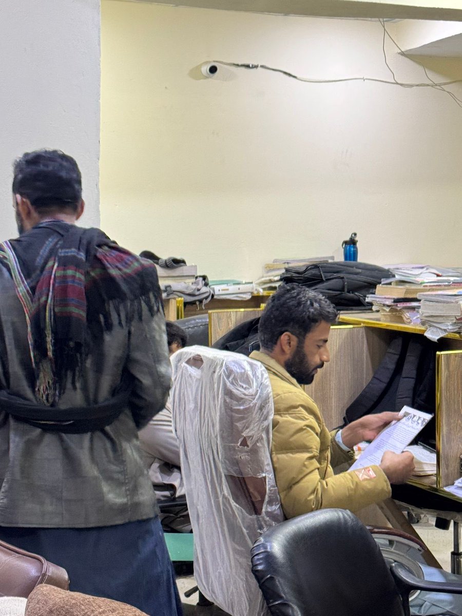 BSAC_org's tweet photo. احتجاجی ریلی کے حوالے سے پمپلیٹنگ
بلوچستان کے تعلیمی اداروں کی ملٹرائزیشن ، بلوچ طالبعلموں پر ریاستی کریک ڈاون اور بولان میڈیکل کالج کی بندش کے خلاف کل بروز جمعہ ایک احتجاجی ریلی نکالی جائے گی، جس کے حوالے سے آج کوئٹہ کے مختلف علاقوں( بروری، بازار ، اے ون سٹی ، اُدّہ ، سریاب) میں پمپلیٹنگ کی گئی اور مختلف مکتبہِ فکر کے لوگوں کو احتجاجی ریلی میں شریک ہونے کی دعوت دی گئی۔
کوئٹہ کی سخت سردی میں 16 دن احتجاجی کیمپ میں گزارنے کے باوجود ابھی تک صوبائی حکومت اور کالج انتظامیہ کی جانب سے طالبعلموں کے مطالبات کی شنوائی نہیں ہوئی ہے۔ ریاستی ہٹ دھرمی کا اندازہ کریں کہ ایک طرف احتجاجی دھرنا جاری ہے تو دوسری طرف بلوچستان کے دیگر تعلیمی اداروں کو بند کرنے کا بھی سلسلہ جاری یے جس میں ابھی بلوچستان یونیورسٹی کے ہاسٹلز کو سیل کیا جارہا ہے جبکہ دوسری طرف بلوچ طالبعلموں پر کریک ڈاون اور جبری گمشدگی کے واقعات دن بدن تیزی سے بڑھتا جارہا ہے۔
اس احتجاجی کیمپ کے توسط سے ہم بلوچستان بھر کے عوام ، طلباء و طالبات ، سیاسی کارکنان کو پیغام دینا چاہتے ہیں کہ بلوچستان کے تعلیمی اداروں کی ملٹرائیزیشن، تعلیمی اداروں اور ہاسٹلوں کی بندش سوچی سمجھی ریاستی سازش اور پالیسیاں ہیں جس کے تحت طالبعلموں پر بدترین کریک ڈاون کا آغاز کیا جارہا ہے۔ اس کے خلاف طالبعلم احتجاجی تحریک چلا رہے ہیں۔ آپ تمام لوگوں سے درخواست کرتے ہیں یہ صرف ایک میڈیکل کالج کے اسٹوڈنٹس کا مسئلہ نہیں ہے بلکہ بلوچستان کے تمام طالبعلموں کے مستقبل کا سوال ہے۔ اگر آج آپ مزاحمت نہیں کریں گے تو کل بلوچستان کے تمام طلباء اس ریاستی بربریت کا نشانہ بنیں گے۔
بلوچستان کے تعلیمی اداروں کی ریاستی ملٹرائیزیشن، بولان میڈیکل کالج کی بندش کے خلاف ایک احتجاجی ریلی نکالی جائے گی جس میں ہم تمام مکتبہِ فکر کے لوگوں سے شرکت کی اپیل کرتے ہیں۔
تاریخ اور وقت:
13 دسمبر 2024
بروز جمعہ
دن 12 بجے
جگہ:- بولان میڈیکل کالج تا بلوچستان اسمبلی
طلباء تنظیمیں بلوچستان