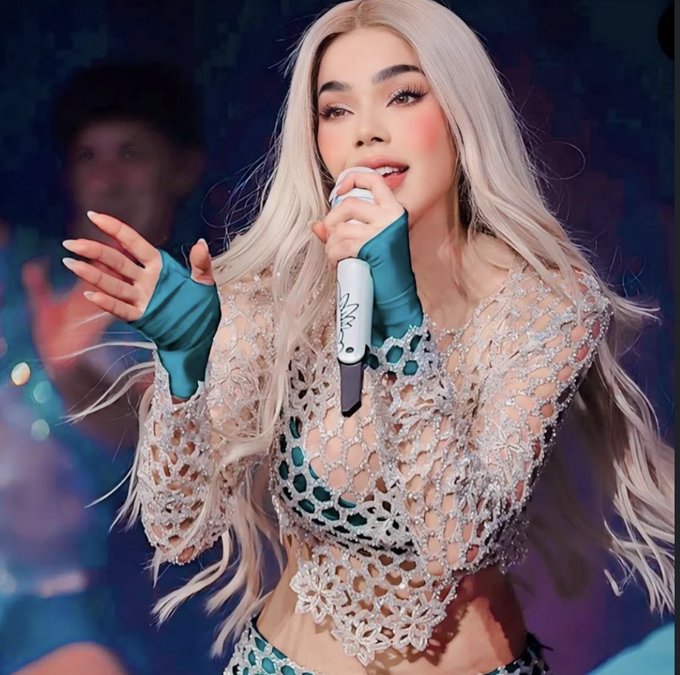 baddecisionskos's tweet photo. .@KeniaOS — Spotify Update:            
                              
10/12: 2,952,728 streams
11/12: 2,856,316 streams  

Total Diciembre: 32,871,055
Total 2024: 999,824,748 https://t.co/yleqwlNaJe