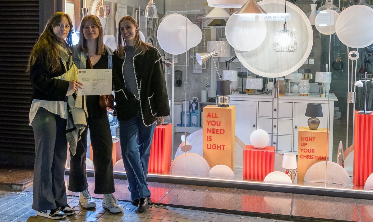 LCI_Barcelona's tweet photo. 🎄 Un año más participamos en "#ElsLlumsDeNadal il·luminen el comerç", iniciativa de @BCD_barcelona y @bcn_ajuntament.

✨ Alumnxs de 2º de Interiores han diseñado los escaparates de las tiendas Drac de Llum (p.º Maragall, 120) y Món Animal (c/ Foneria, 43-45).

👏 ¡Enhorabuena! https://t.co/aZzFsPwMI4