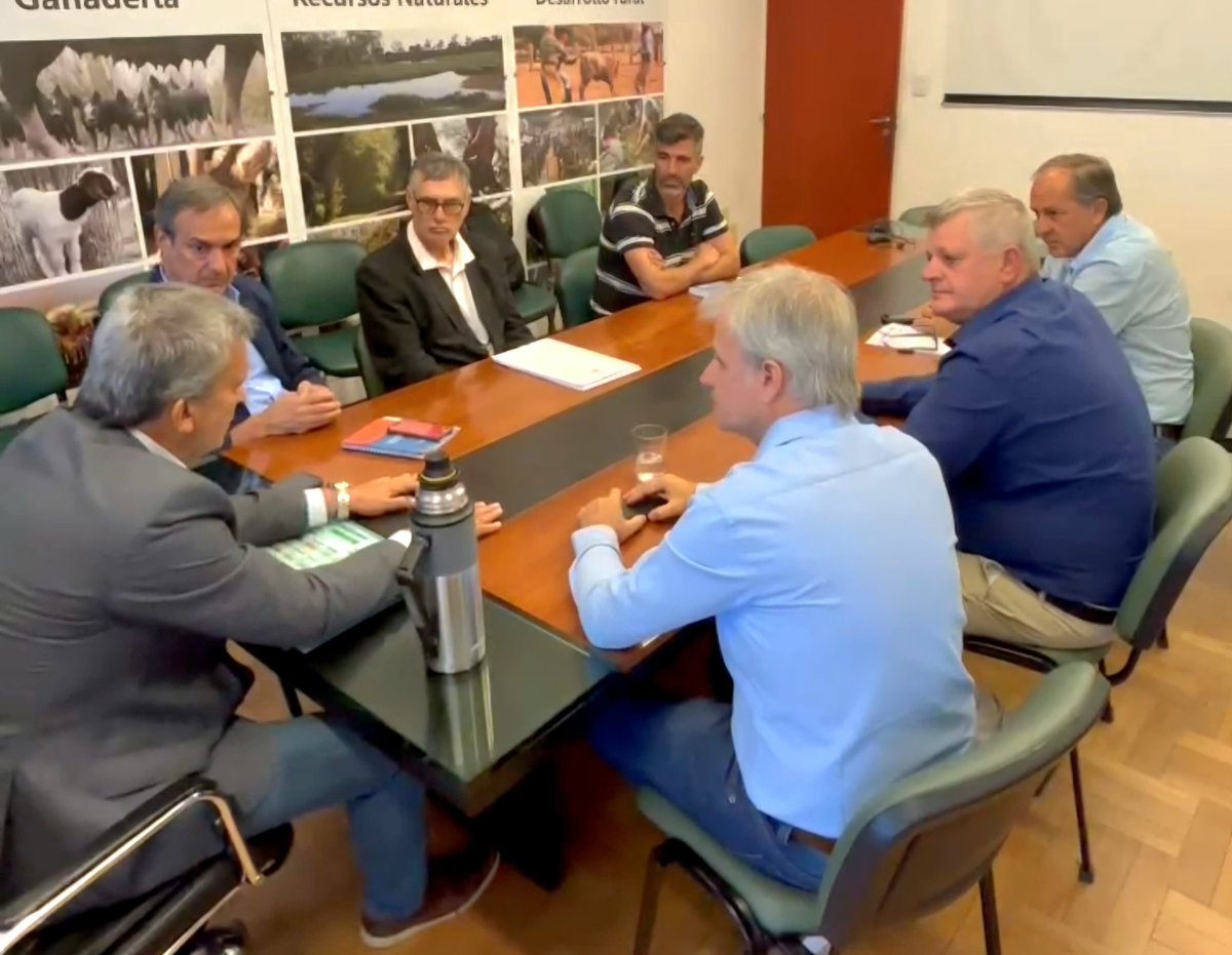 aapalgodoneros's tweet photo. Nos reunimos con el Ministro de Producción de la Provincia del Chaco, en donde acordamos una agenda de trabajo para resolver la problemática de la aplicación de hormonales en la provincia. https://t.co/L3ZcZXX78R