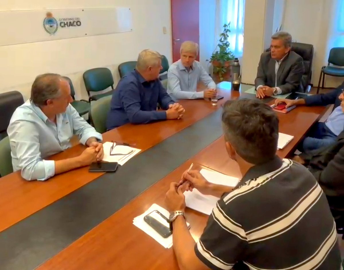 aapalgodoneros's tweet photo. Nos reunimos con el Ministro de Producción de la Provincia del Chaco, en donde acordamos una agenda de trabajo para resolver la problemática de la aplicación de hormonales en la provincia. https://t.co/L3ZcZXX78R