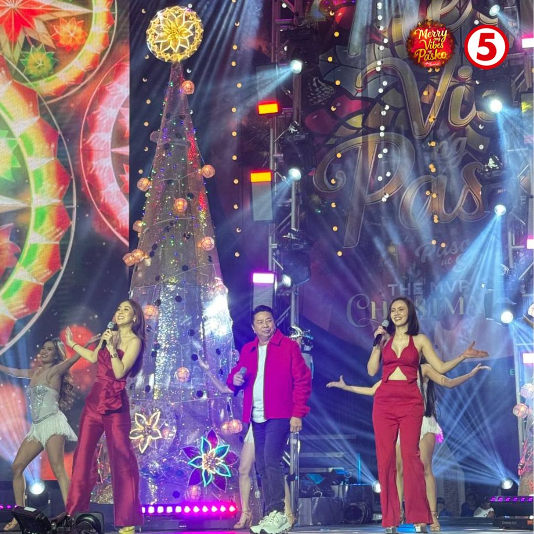 TV5manila's tweet photo. Isangdaang porsyentong pagmamahal ang dala-dala ni Kuya Wil #WillieRevillame at #IndayFatima and #AlmiraTeng ng #WilToWin fam para gawing #MerryAngVibesNgPasko! https://t.co/y6ccUQ16L0