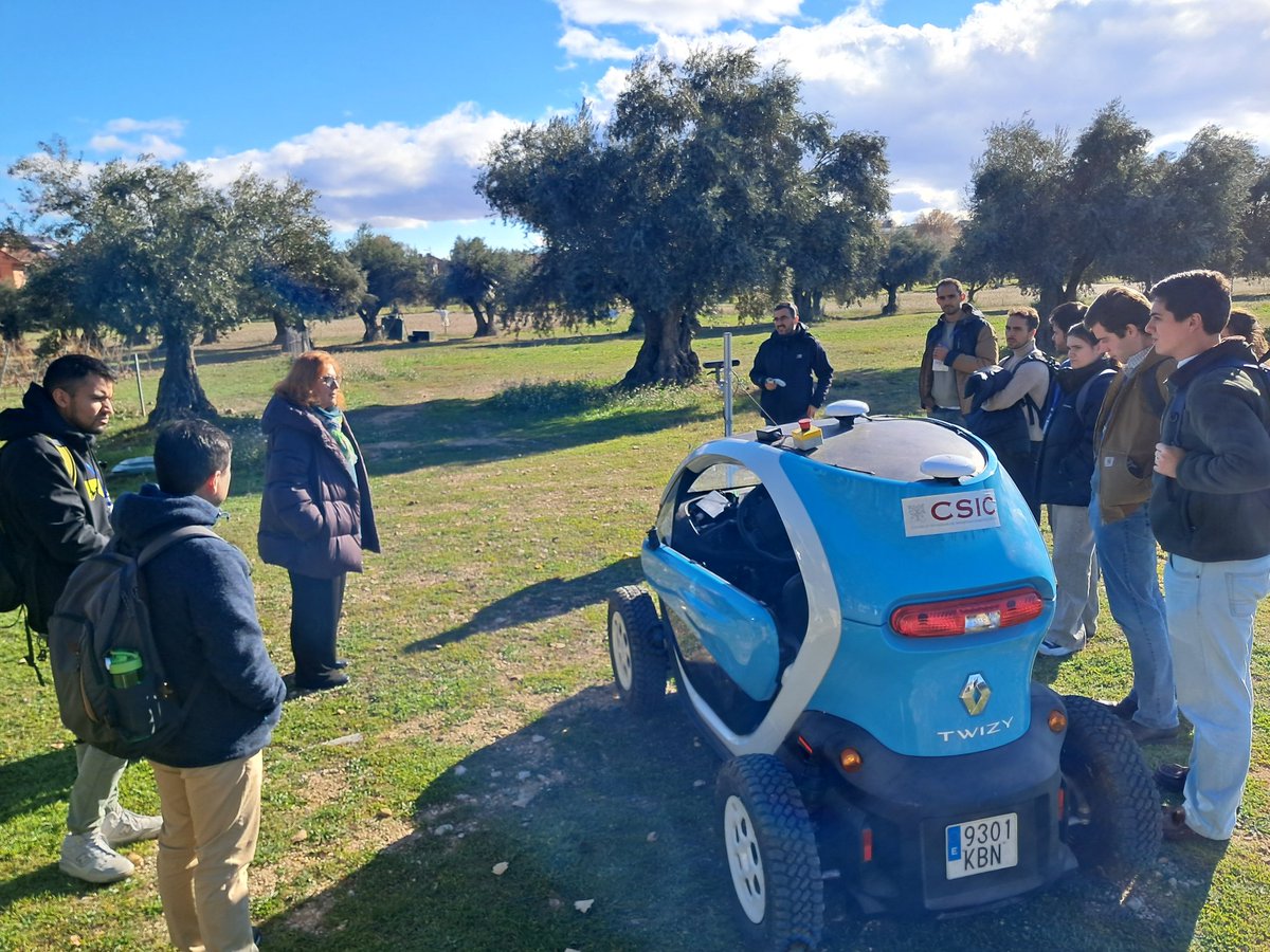 expertoAP_upm's tweet photo. Hoy los alumnos del Máster en Agricultura de Precisión de @etsiaab @La_UPM han disfrutado de la vista al @CARobotica_ y conocido múltiples aplicaciones a la agricultura, ambiente y sociedad. Muchas gracias a Ángela Ribeiro y todo el equipo del CAR Arganda https://t.co/6fjP1BIG4y