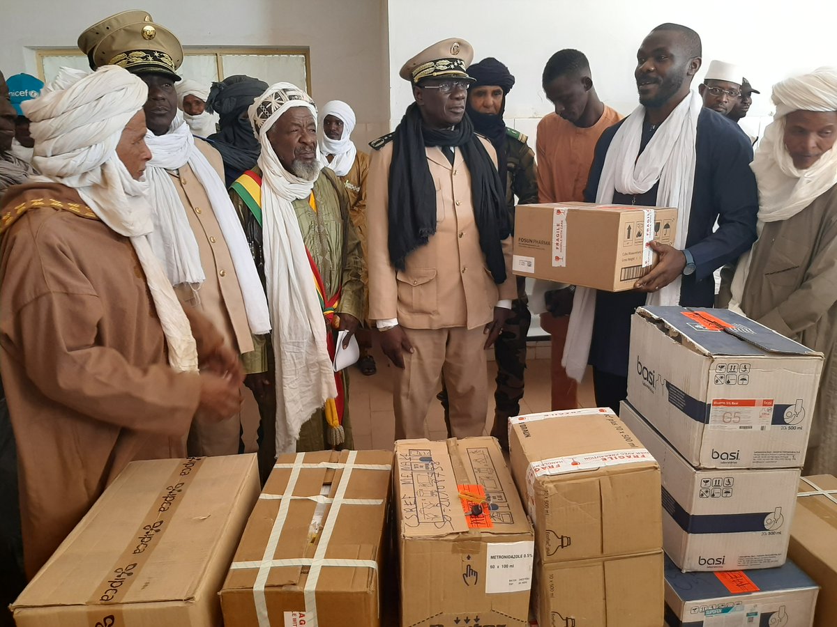 CICR_Mali's tweet photo. #Ménaka: le centre de santé de réf. #CSREF vient d'être doté par le @CICR_Mali, d'un système d’énergie solaire visant à améliorer l'accès à l'électricité & renforcer les services de santé.
La cérémonie a été aussi couronnée par la remise de la dotation mensuelle de médicaments 💊 https://t.co/22ZYgCfhH9