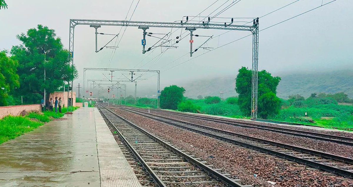 Manish22_RF's tweet photo. @WesternRly 🔅रेल फेंस सुरक्षो मानकों का ध्यान रखते हुए कैमरे में रेल की यादों को सजोते है और दुसरो को भी प्रेरित करते हैं
🔅हो रहे बदलावो और गतिविधियो को समय-2 पर आगे रखते हैं
🔅रेलवे की सुरक्षा में अपना भी योगदान देते हैं
@NWRailways
@WesternRly
#railfan
#railfaning
@RailMinIndia https://t.co/0v6cw1etHu