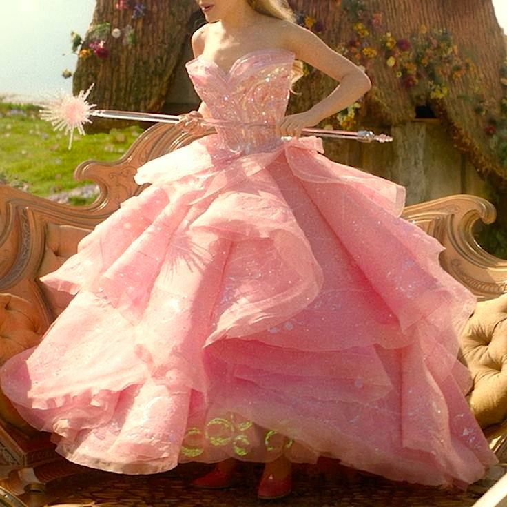 ohmymotive's tweet photo. still not over glinda's bubble gown🩰𓈒𓏸˚.• https://t.co/UaDI0OQw3l