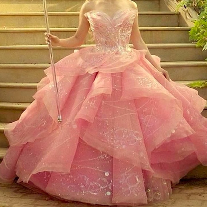 ohmymotive's tweet photo. still not over glinda's bubble gown🩰𓈒𓏸˚.• https://t.co/UaDI0OQw3l