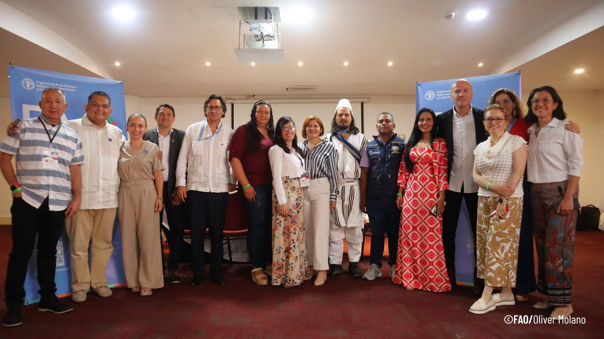 FAO_Colombia's tweet photo. En la #PDLC24 se destacó cómo la #AcciónAnticipatoria protege vidas, fortalece medios de vida y resiliencia. Gracias al trabajo con las comunidades, un equipo técnico en territorio y el apoyo de @EmbAlemaniaCOL, @BEembassyBogota, @MinAgricultura y @FAO
📹https://t.co/RDsNB8mLG3 https://t.co/oI509QH3OG