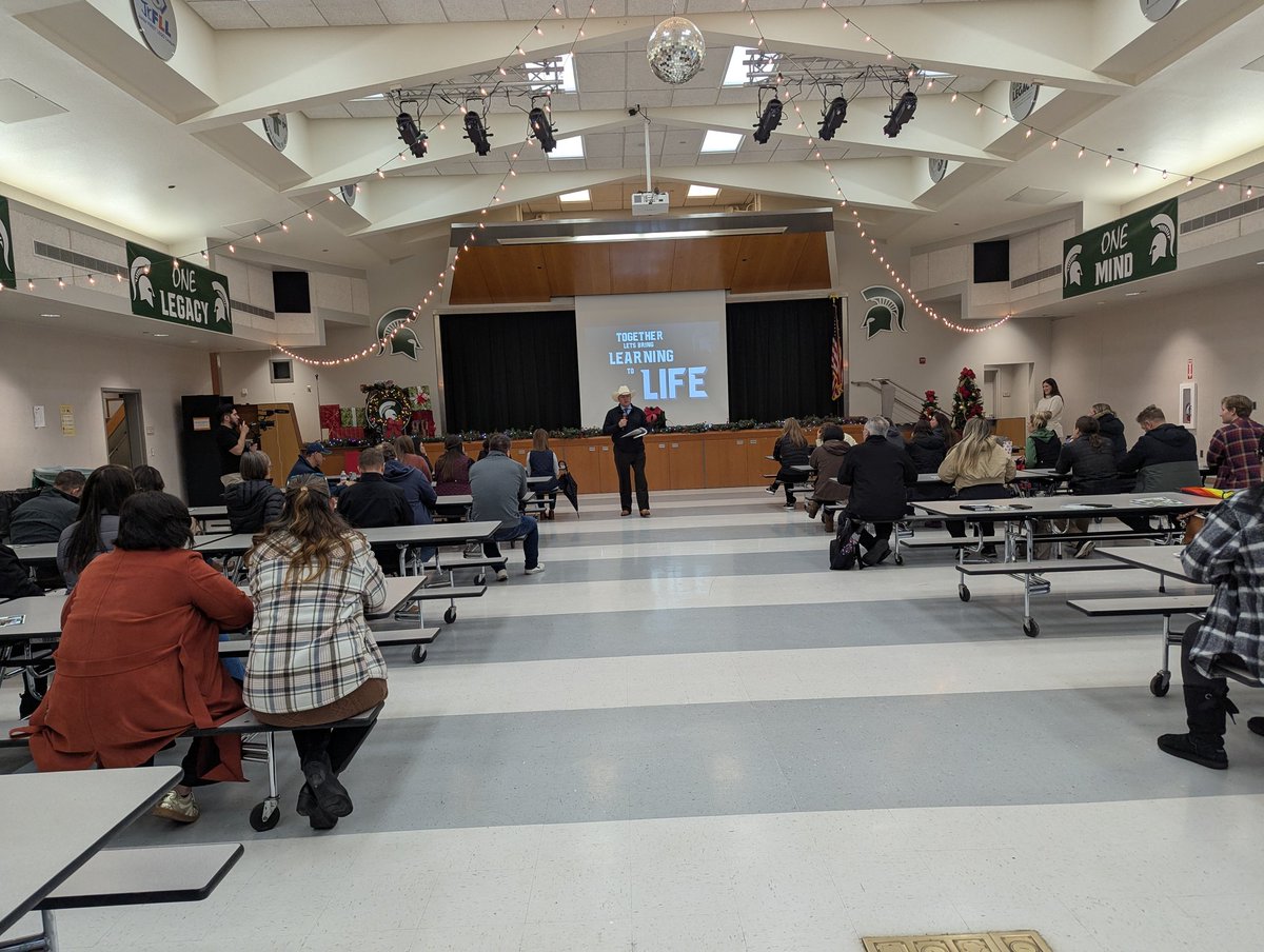 techcoachjuarez's tweet image. Fairmont Elementary School principal Jared Savage is kicking off our #CalMSCS Community of Practice visit to his school where we&apos;ll be visiting classrooms teaching both standalone and integrated computer science lessons in K-8. #cvtechtalk #tularecoe