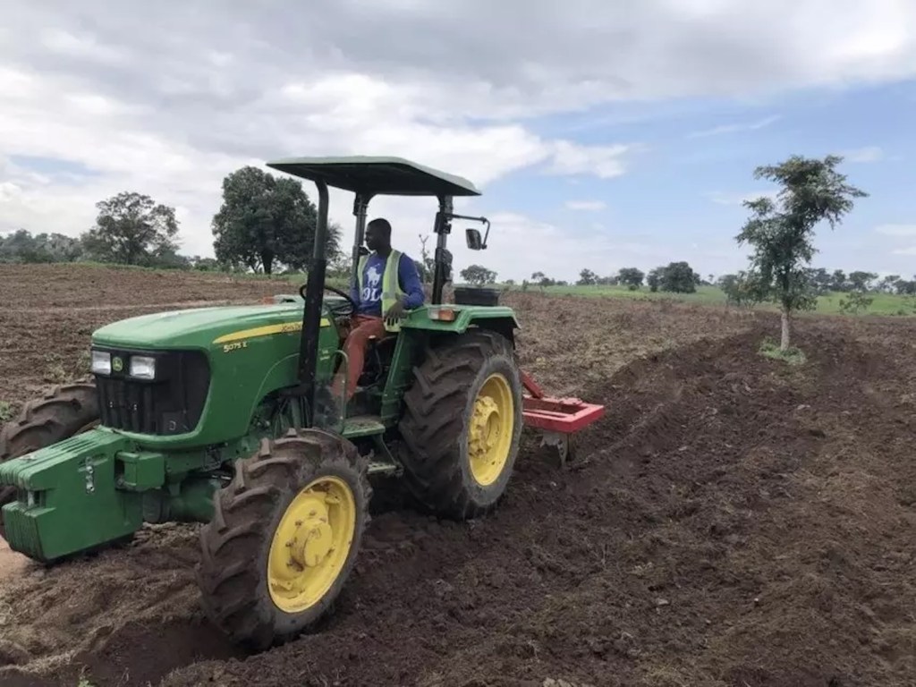 Oshakati East is ready to reap the rewards! 🌾 A fleet of 15 tractors is ploughing fields, thanks to recent rainfall. Let's hope for a prosperous harvest season! 🇳🇦 #Namibia #Agriculture #OshakatiEast #Farming