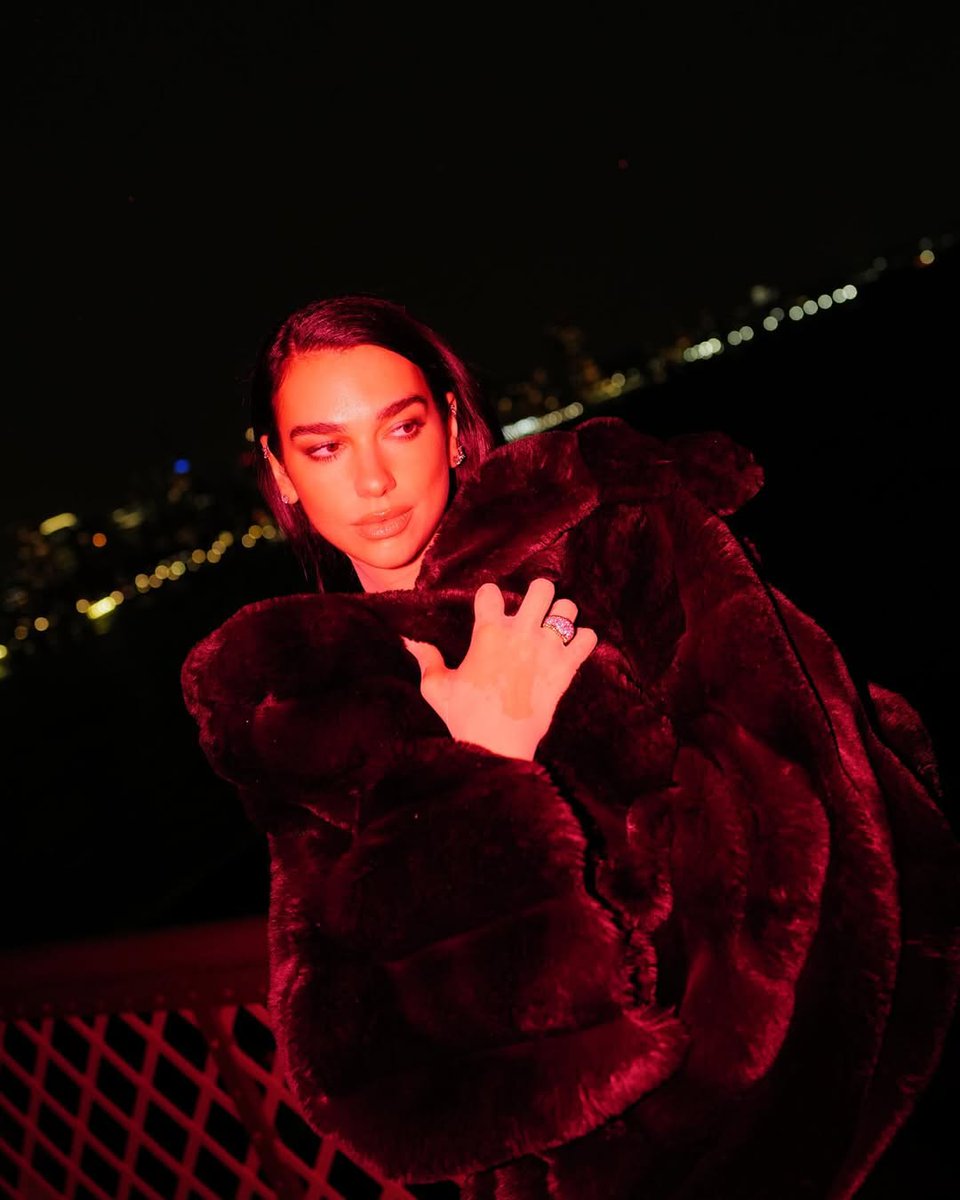 DUALIPA's tweet photo. baby it's cold outside ❄️ https://t.co/c86lWDkgDi