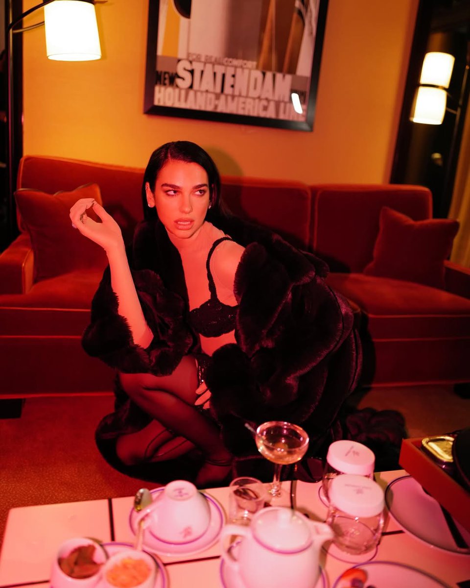 DUALIPA's tweet photo. baby it's cold outside ❄️ https://t.co/c86lWDkgDi
