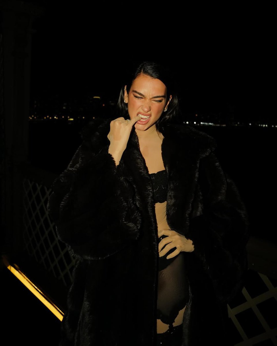 DUALIPA's tweet photo. baby it's cold outside ❄️ https://t.co/c86lWDkgDi