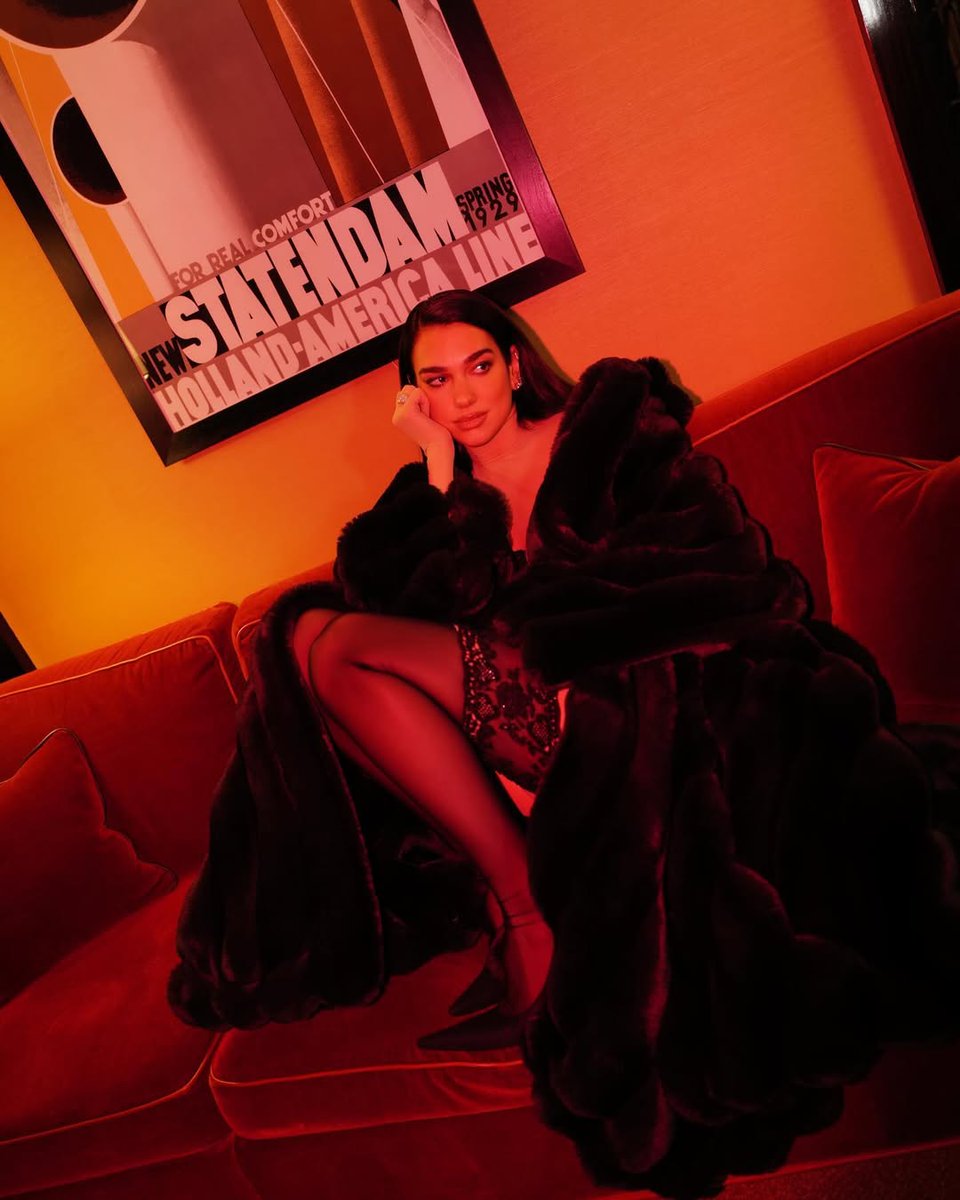 DUALIPA's tweet photo. baby it's cold outside ❄️ https://t.co/c86lWDkgDi
