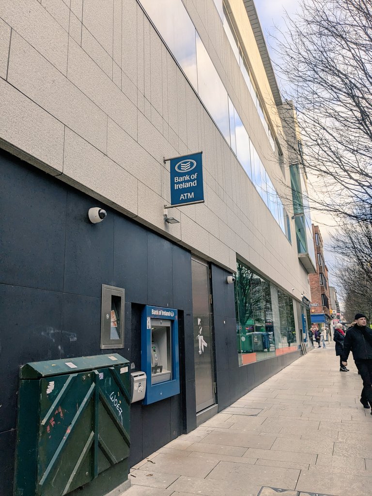 nici_quinn's tweet photo. My artwork is now on display at Bank of Ireland on Bedford Row. Each piece is available to purchase. Stop by and have a look! 🎄 #art #gift #local #limerick #Christmasgifts https://t.co/yLMtA9ArWi