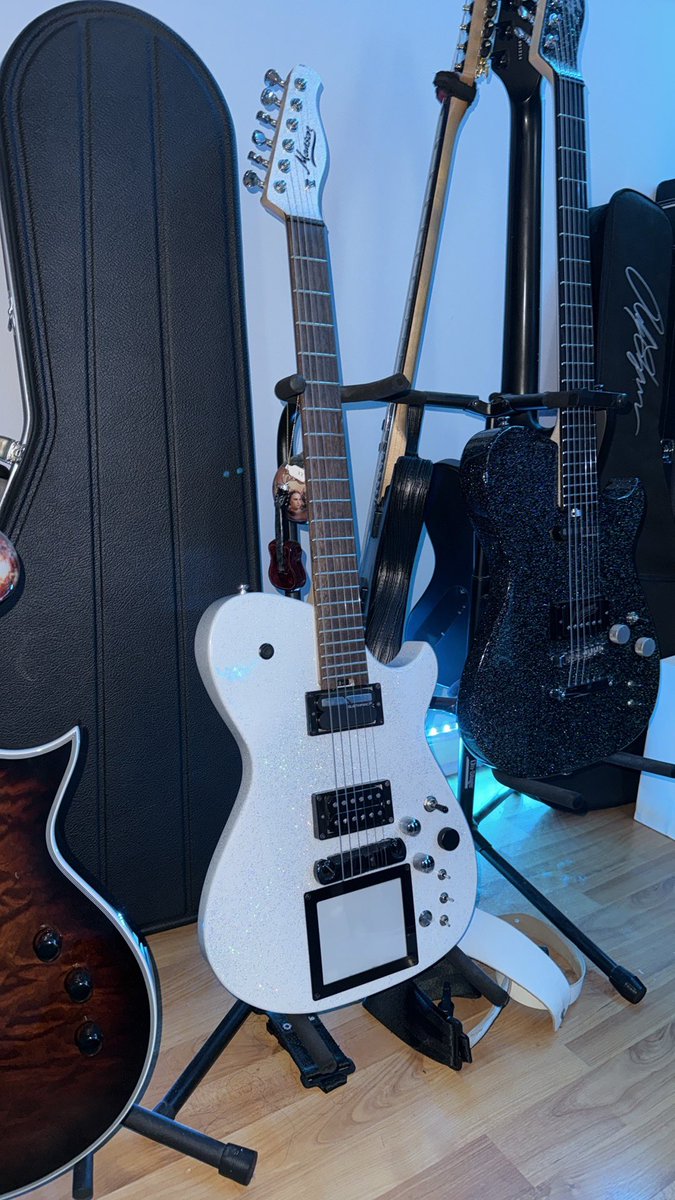 mattypavs's tweet photo. @MattBellamy @museband My MB-1 and modded MBM! https://t.co/yo65uWtBW2