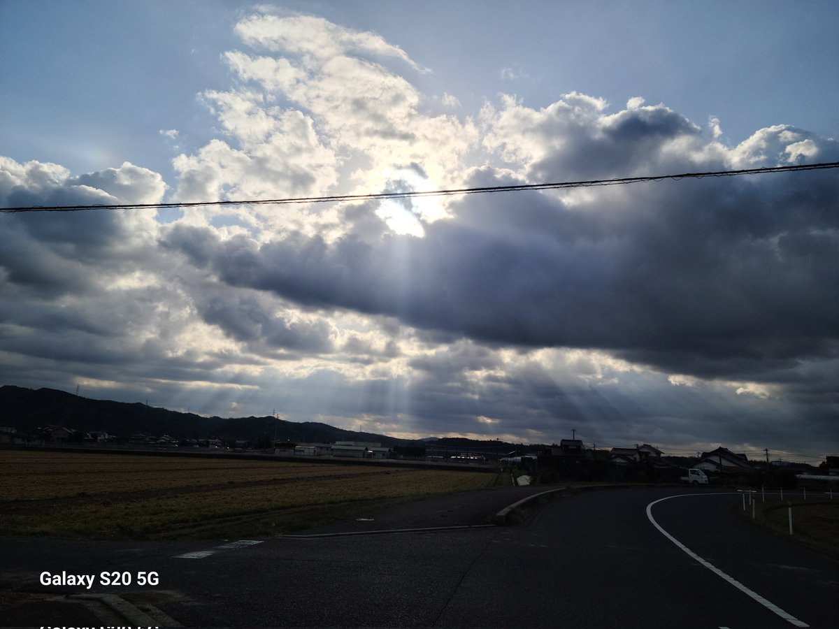 0126SSSS's tweet photo. 2024年も後少し…
ここ数日の空！
美味しかったラーメン🍜🍥 https://t.co/2Uzhi5GcLR
