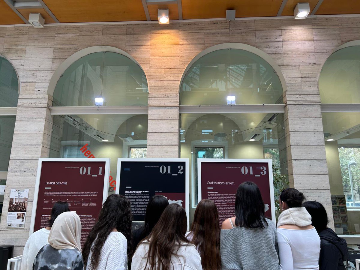 Avui l’alumnat de 1r de Batxillerat d’Història del Món Contemporani ha visitat l’exposició: On son 85 anys d’exhumacions de fosses comunes de la guerra civil a Catalunya. 

Gràcies Ares Vidal per la visita! Molt didàctica i necessària per treballar la memòria històrica.