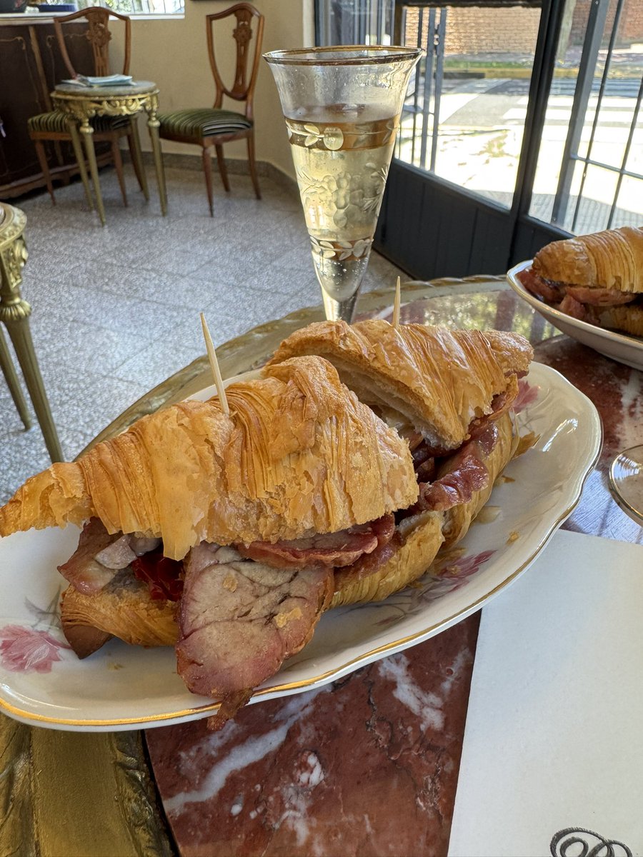elguisodebagre's tweet photo. Acabo de comer un croissant, si un croissant no una medialuna rellena con mollejas, es lo más rico que comí este año por lejos, Aznavour Café en Vicente López, una locura y a precios ridículos así que vengan antes que se aviven. https://t.co/ulk98OXVib