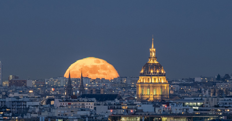 Stelvision's tweet photo. 🌕Ce samedi soir et demain dimanche : la Lune est pleine, éclatante et monte très haut dans le ciel au cours de la nuit (on vous explique pourquoi). Elle est accompagnée par la brillante Jupiter et plusieurs étoiles remarquables !