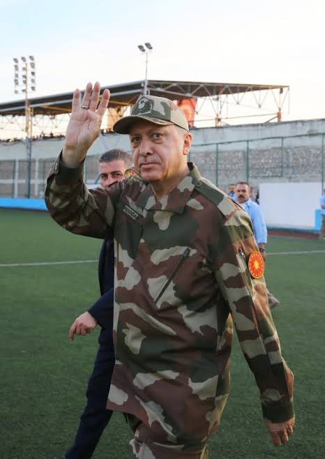 SavciSayan's tweet photo. SAYIN RECEP TAYYİP ERDOĞAN
2.SELAHADDİN-İ EYYUBİ’DİR..

Türkü Kürt’ten, Kürdü Arap’tan , Arabı Türk’ten ayırmak imkansızdır.

Tarih buna izin vermez. 
Kürde sorsan Yavuz kimdir?  İdirisi Bitlisiyi, 
Türke İdris’i Bitlisiyi sorsan Yavuzun adını söyler. 

Araba sorsan Selahaddin’i Eyyubi kimdir? gözü dolar Kudüs’e koşmayı hayal eder. 

Et tırnağa sitem eder mi?
Kardeşlikten ötedir birlikteliğimiz; 
Annedir, Babadır,  omuz omuza savaştığımız bin yıllık birlikteliktir.

Bu tarih  tebeşirle yazılmadı, dedelerimizin kanı ile yazıldı. 

Ey Türkler, Kürtler,  Araplar
Ve müminler!! 
İkinci Selahaddini-i Eyyubi, 
Uzun Adam,tarih yazıyor Ümmete ve insanlığa umut doğuyor.
Yalnız bırakmayalım..