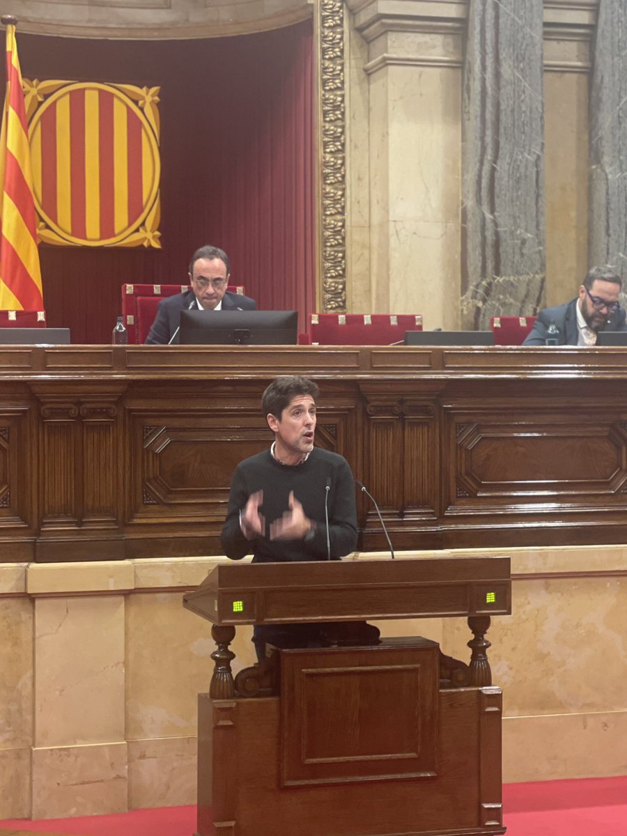 AgustiColomines's tweet photo. Avui al @parlamentcat el diputat @Ciddavid, de @SomComuns, ha fet una performance demagògica sobre l’habitatge seguint el blablablà de l’esquerra woke. Si fos realment d’esquerra, no diria les bestieses que ha dit sobre qui pateix els efectes de la desigualtat. Hauria de rellegir Marx per afinar millor. Però és que, a més, el soci dels @socialistes_cat ha oblidat que el seu grup comparteix el govern de Madrid amb el @PSOE (i per tant, el ministeri del ram) i que a Barcelona han manat durant vuit anys i no han resolt la qüestió de la manca d’habitatge públic o bé el foment de la rehabilitització de pisos i edificis. Al revés, la precarietat s’ha agreujat. Com diu la dita: “qui presum, fa fum”. Tot i l’argumentari inflamat, des de @JuntsParlament hem decidit votar a favor de la moció sobre la rehabilitació d’habitatges defensada tan maldestrament.