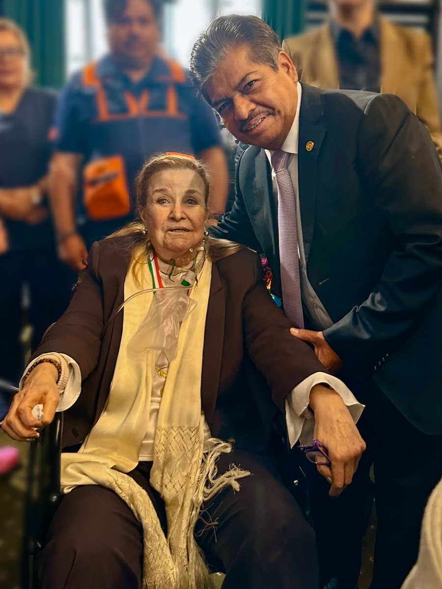 fchiguil's tweet photo. Les comparto que esta mañana la periodista y activista, Ninfa María Deándar Martínez , recibió la Medalla de Honor Belisario Domínguez por su destacada trayectoria y compromiso con la libertad de expresión. https://t.co/hOwJ2xv0mv