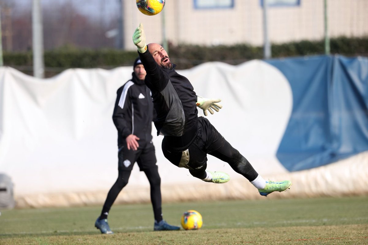 PReina25's tweet photo. 𝗞𝗘𝗘𝗣 𝗜𝗧 𝗢𝗡 🔥⚪️🔵 #SemmCumasch @Como_1907 https://t.co/2XvRjnfQNo