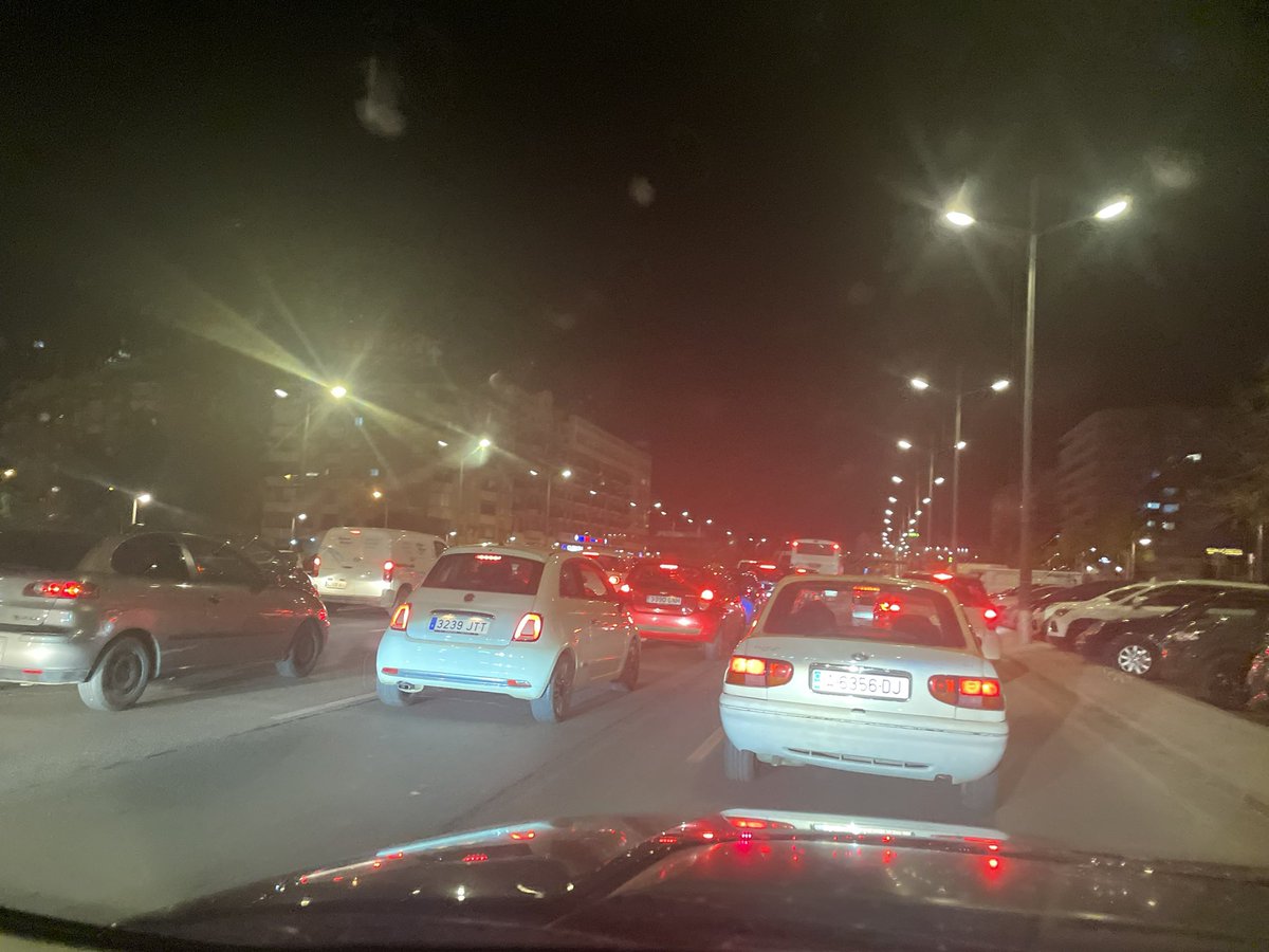 21:19 de un jueves.
Así está la entrada y salida de València por Ausias March.

Gracias <a href="/mjosecatala/">María José Catalá</a>, en poco más de un año has empeorado la calidad de vida de los valencianos de forma brutal.
Tu interés por las comisiones y el negocio está arrasando con todo.