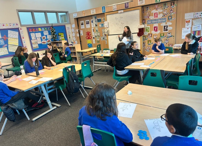 ScienceGHS1's tweet photo. Thankful to our student teachers @GovanHighSchool delivering our Christmas science lessons down in our local primaries @PirieParkPS @RiversideGovan https://t.co/jKalQnfY9d