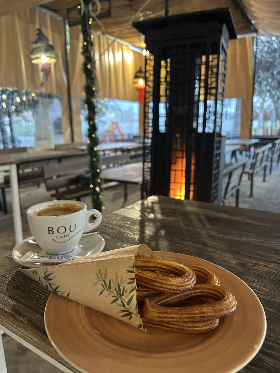 Cositas nuevas en la Terraza Bar el lago (parque del teso)…churros de papas y la súper hamburguesa illooo illooo para compartir  o no!!