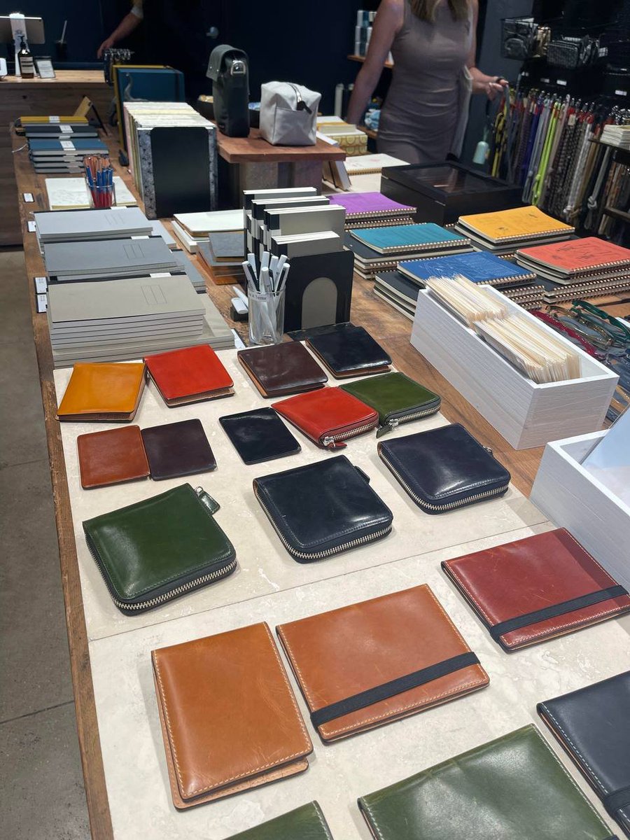 tylarszn's tweet photo. I haven't been to Larchmont for a long time. I found that there are many new stores. I like this stationery store very much. The pens inside are very beautiful. There are also various hand-painted books, which are very good. It is worth visiting https://t.co/jqd3GFsMbJ