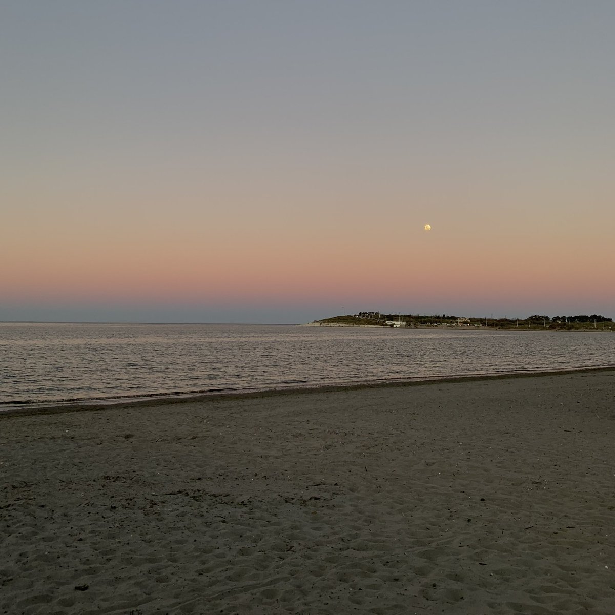 gui10road's tweet photo. Recordatorio: tenemos muchos km de costa atlántica 🏖️ no vaya siempre a las mismas playas en enero... https://t.co/jZ5n8qwfz1