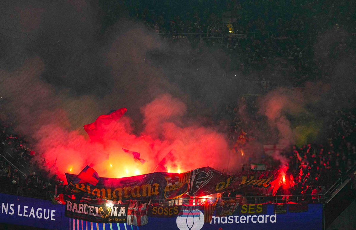 buscas "fotos porno fútbol" y te sale esta jodida maravilla.