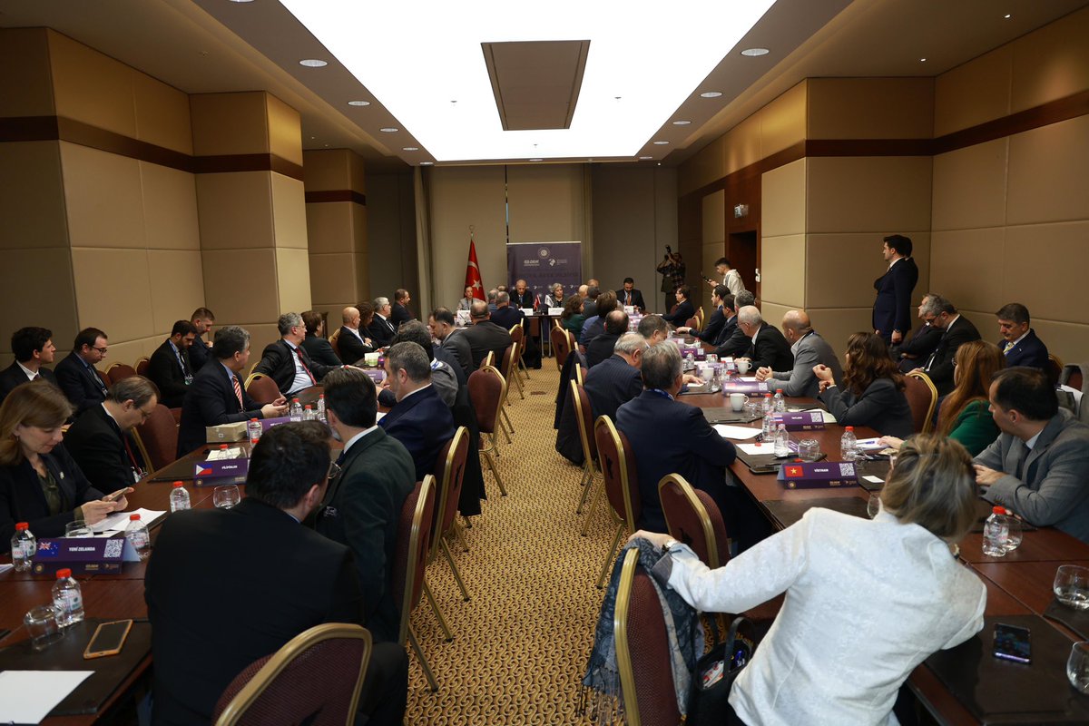 15. Büyükelçiler Konferansının bir sonraki oturumumuz <a href="/deikiletisim/">Dış Ekonomik İlişkiler Kurulu - DEİK</a> Asya Pasifik Bölgesi oldu. Toplantımızı <a href="/TC_Disisleri/">T.C. Dışişleri Bakanlığı</a> İkili İlişkiler Genel Müdürü Büyükelçi Esra Cankorur, büyükelçilerimiz, Türkiye-Asya Pasifik İş Konseyleri Koord. Bşk. <a href="/RehaDenemec/">Reha Denemeç</a> ve iş konseyi