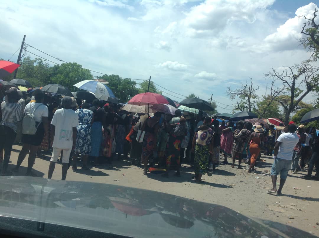 Chaos in Katima Mulilo as residents scramble to register for the Basic Income Grant. Thousands are facing sleepless nights and difficult conditions. 💔 #KatimaMulilo #BasicIncomeGrant #Namibia