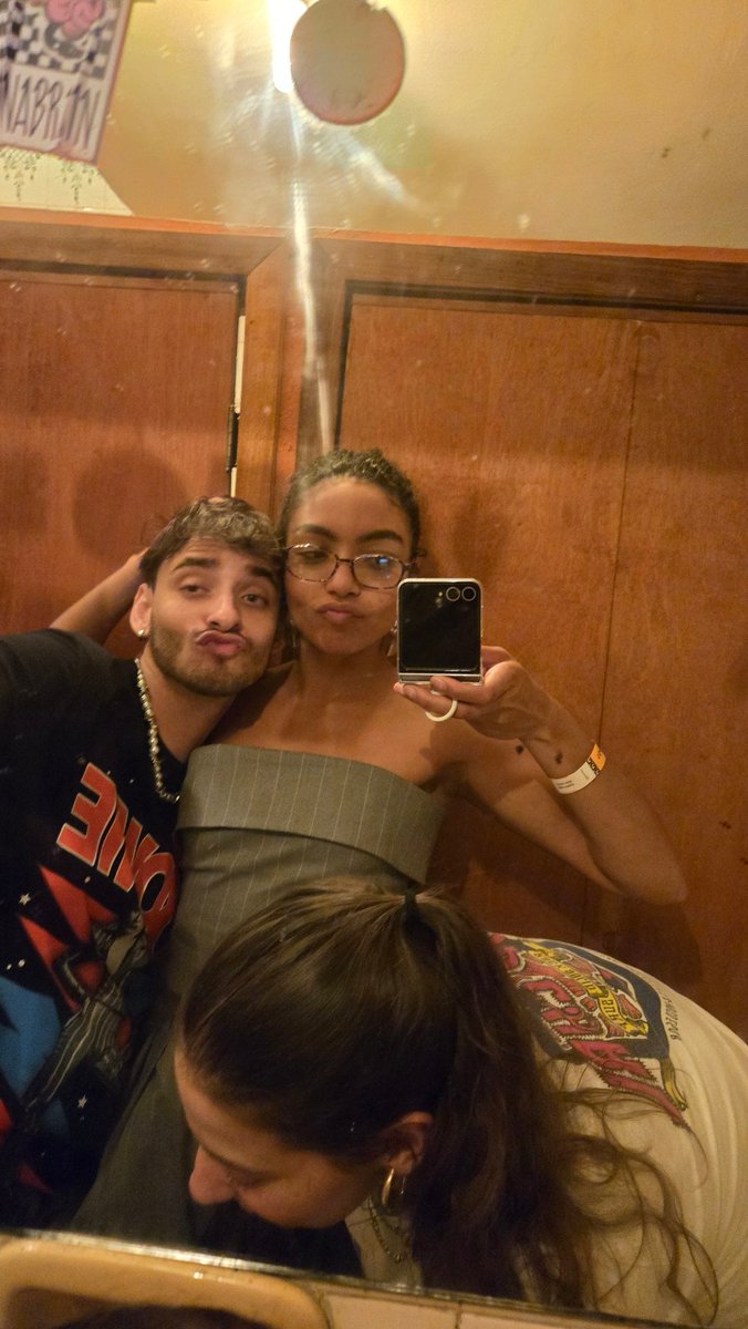 intothe_sun_'s tweet photo. Se vcs olharem bem, mas tipo BEM MESMO https://t.co/lkN57dF4nI