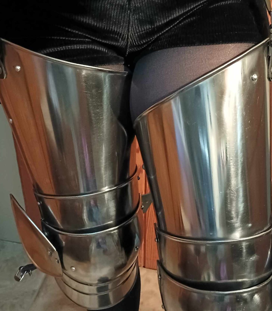 ValiantValorie's tweet photo. Vtuber thighs  v.s.  IRL thighs https://t.co/Y2jNW0TpVX