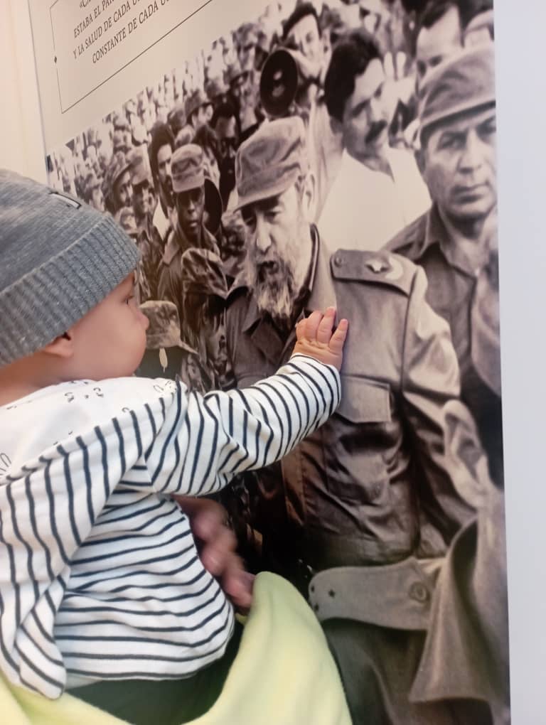LA IMAGEN DEL DÍA. Los yanquis no pueden entender la continuidad. Tiene 5 meses y visita por 1ra vez el <a href="/centrofidel/">Centro Fidel Castro Ruz</a>. Se llama Alejandro, ya se sabe por quién... #FidelPorSiempre